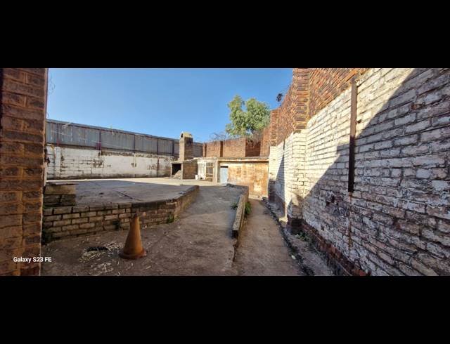 1,500M² WAREHOUSE FOR SALE IN NEW CENTRE